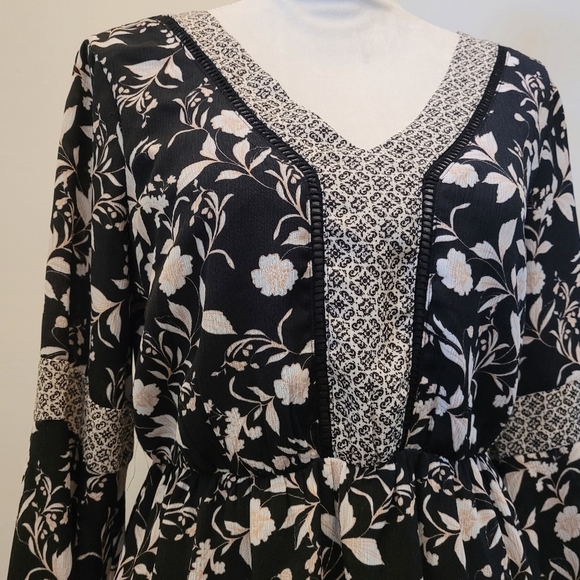 Maurices small boho bell sleeve midi dress v-neck floral tie back. - Picture 2 of 16